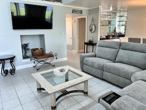 TV, fireplace - Spacious Townhome ST 4-8 w/Beach Service (Destin)