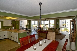 Dining - Gulf Front Shoreline Towers 1046 3 BR with Beach Service for 4! (Destin)