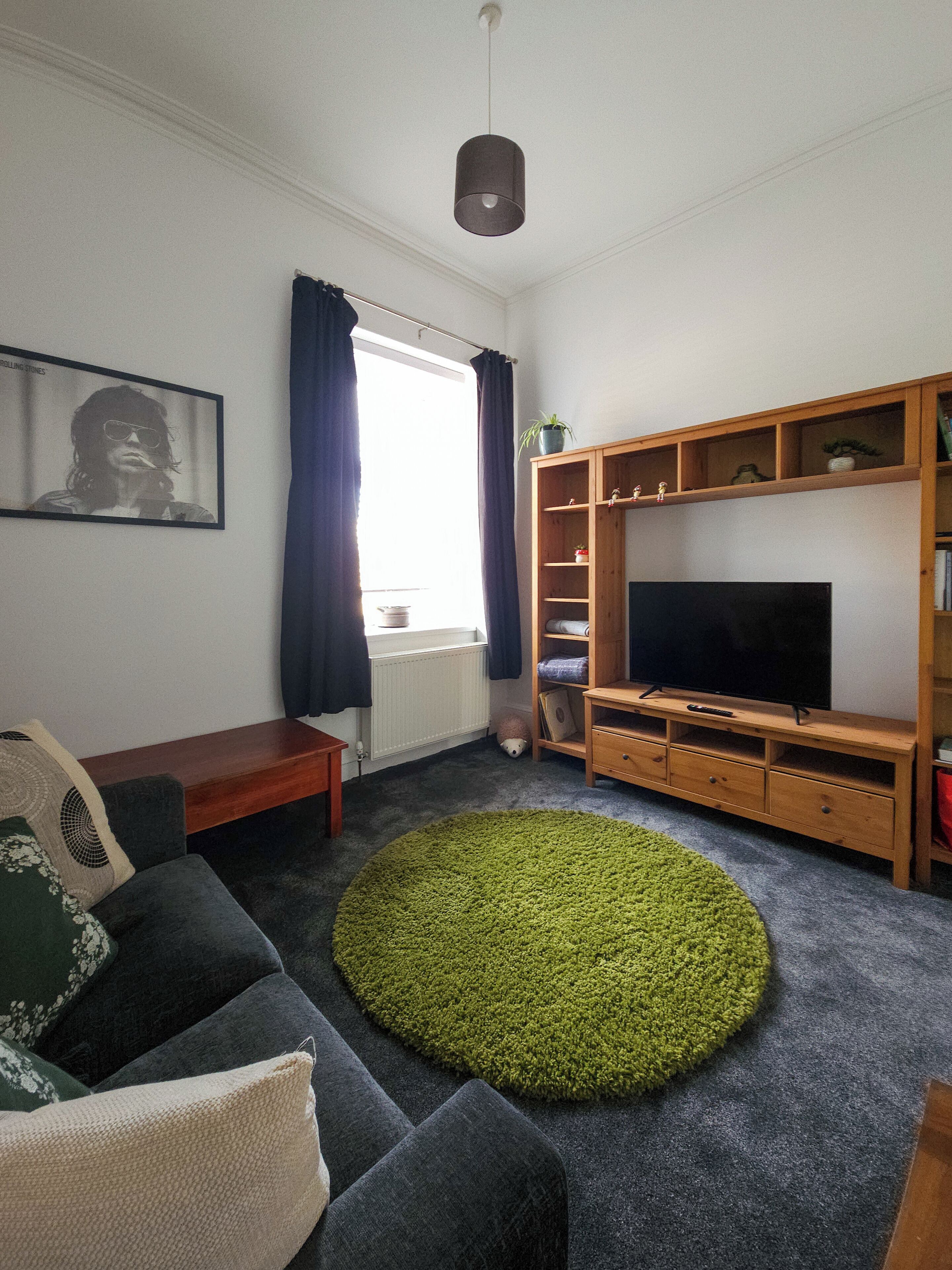 Smart TV, livros, aparelho de som