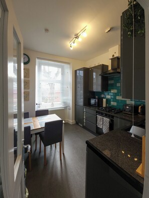Fridge, microwave, oven, stovetop - Stunning, large, 2 king sized bedroom apartment. (Glasgow)