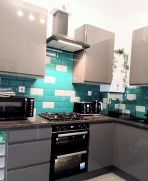 Fridge, microwave, oven, stovetop - Stunning, large, 2 king sized bedroom apartment. (Glasgow)