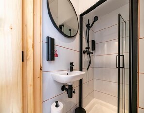 Ducha, artículos de higiene personal gratuitos y toallas