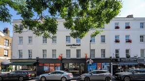 A building with a sign reading 'easyHotel Paddington.' - EasyHotel Paddington (London)