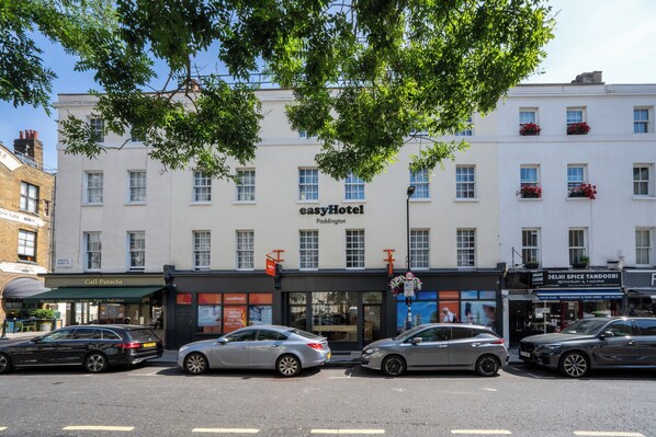 A building with a sign reading 'easyHotel Paddington.' - EasyHotel Paddington (London)