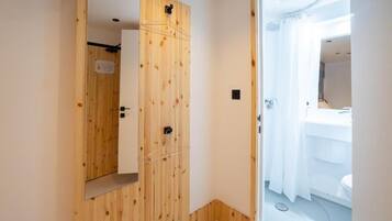 Dusche, kostenlose Toilettenartikel, Handtücher, Toilettenpapier