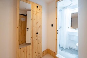 Shower, free toiletries, towels, toilet paper - EasyHotel Paddington (London)