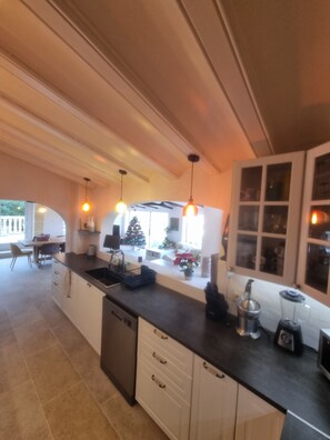 Fridge, microwave, oven, stovetop - Luxury villa,sea view, private pool in Javea (Trencall)