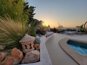 Ein Poolbereich mit geschwungener Kante, Liegestühlen und einer Liege mit Blick.