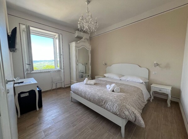 Double Room, Garden View | Desk, free WiFi