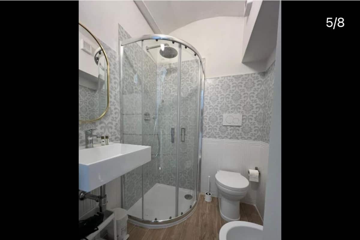 Single Room | Bathroom | Free toiletries, hair dryer, towels, soap