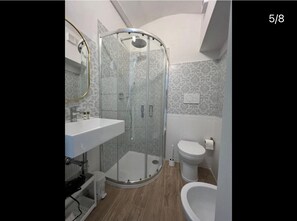 Single Room | Bathroom | Free toiletries, hair dryer, towels, soap