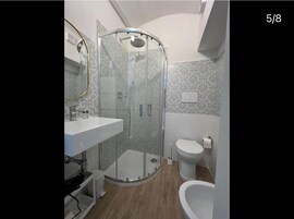 Habitación individual | Baño | Artículos de higiene personal gratuitos, secador de pelo y toallas