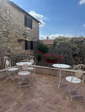 Unclassified image, 2 of 22, button - Dimora dei Magi (Saturnia)