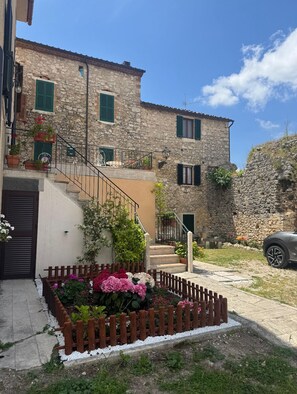 Unclassified image, 2 of 22, button - Dimora dei Magi (Saturnia)