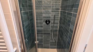 Quarto | Banheiro | Produtos de toalete grátis, secador de cabelo, toalhas de banho