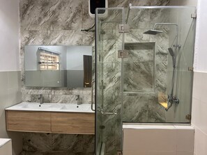 Deluxe Apartment | Bilik Mandi | Pancuran mandi, kelengkapan dandanan diri percuma, tuala disediakan 