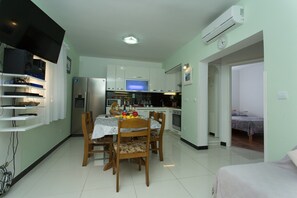 Dining - Beachfront Holiday Home with pool MaMi (Poljica)