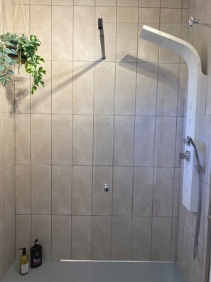Shower, hair dryer, soap, toilet paper - Relaxing seaside weekend with private Jacuzzi (Jard-sur-Mer)