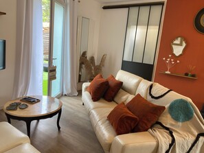 Living area - Relaxing seaside weekend with private Jacuzzi (Jard-sur-Mer)