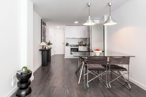 Interior - Experience the essence of Madrid from this bright, 60 m² apartment located on the twelfth floor next to Plaza Castilla, one of the city's best-connected hubs. Metro lines 1, 9, and 10, as well as the bus interchange, are just steps away (MADRID)
