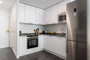 Private kitchen - Experience the essence of Madrid from this bright, 60 m² apartment located on the twelfth floor next to Plaza Castilla, one of the city's best-connected hubs. Metro lines 1, 9, and 10, as well as the bus interchange, are just steps away (MADRID)