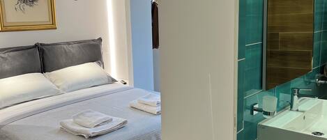 Iron/ironing board, Internet, bed sheets