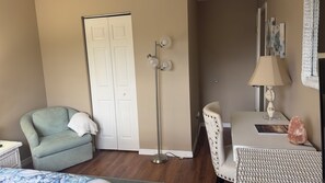 1 bedroom, WiFi, bed sheets - Tranquil setting room/private entry (North Port)