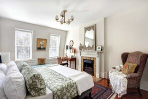 1 bedroom, desk, iron/ironing board, WiFi - 1872 Historic King Suite | Live Oak Views! (Savannah)