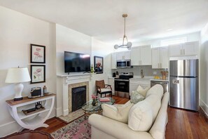 TV - 1872 Historic King Suite | Live Oak Views! (Savannah)