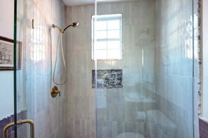 Shower, hair dryer, towels, shampoo - 1872 Historic King Suite | Live Oak Views! (Savannah)