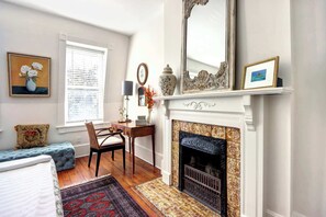 1 bedroom, desk, iron/ironing board, WiFi - 1872 Historic King Suite | Live Oak Views! (Savannah)