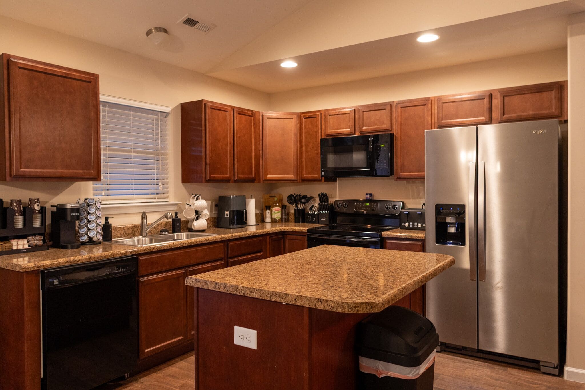 Geladeira, micro-ondas, fogão, cooktop