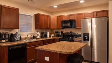 Geladeira, micro-ondas, fogão, cooktop