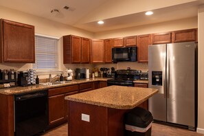 冷蔵庫、電子レンジ、オーブン、コンロ