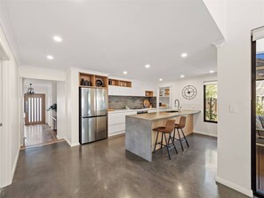 Fridge, microwave, oven, stovetop - Trailside Vista Modern Comfort near Geographe Bay (Dunsborough)