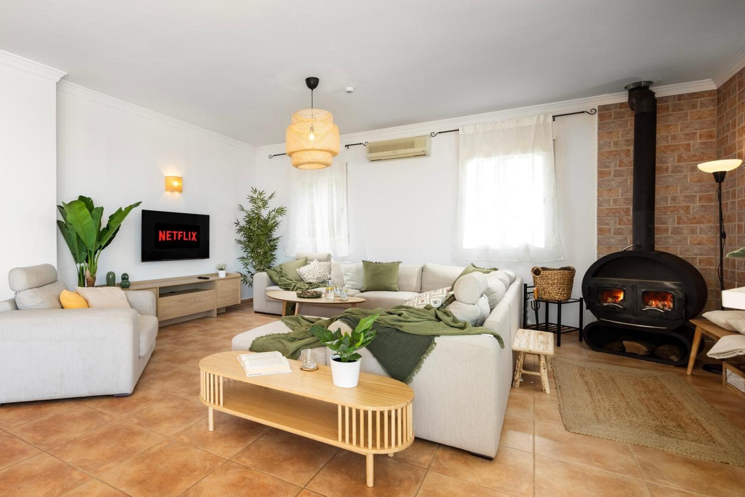 Una chimenea, una mesa de tenis de mesa