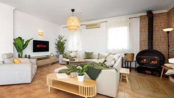 Una chimenea, una mesa de tenis de mesa