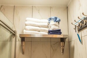 Sèche-cheveux, serviettes fournies, savon