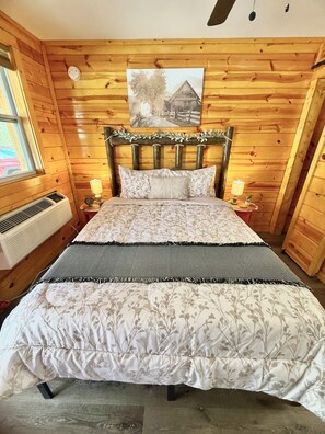 1 bedroom, iron/ironing board, free WiFi, bed sheets - Rustic Studio 7! Pets Welcome! (Pigeon Forge)