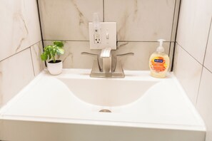 Sèche-cheveux, serviettes fournies, savon