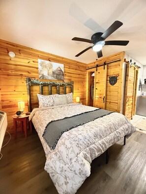1 bedroom, iron/ironing board, free WiFi, bed sheets - Rustic Studio 7! Pets Welcome! (Pigeon Forge)