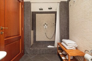 Secadora de cabello, bidet, toallas, jabón 
