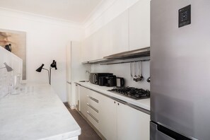 Fridge, microwave, oven, stovetop - Casa Imperiale, a Burghesius home (Roma)