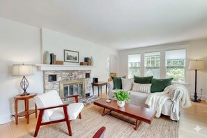 TV, offices - Harbor View House | Walk to Water (Boothbay Harbor)