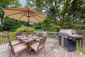 Outdoor dining - Harbor View House | Walk to Water (Boothbay Harbor)
