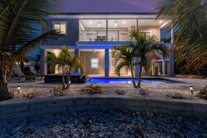 A heated pool - ☀️Private Pool | Canal Front | Shella Close To The Beach☀️ (Fort Myers Beach)