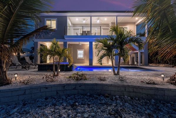 A heated pool - ☀️Private Pool | Canal Front | Shella Close To The Beach☀️ (Fort Myers Beach)