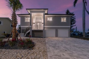 Exterior - ☀️Private Pool | Canal Front | Shella Close To The Beach☀️ (Fort Myers Beach)