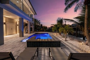 A heated pool - ☀️Private Pool | Canal Front | Shella Close To The Beach☀️ (Fort Myers Beach)