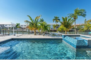 A heated pool - ☀️Private Pool | Canal Front | Shella Close To The Beach☀️ (Fort Myers Beach)